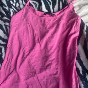 Rosa linne 💕 - Super gulligt rosa linne från Zara , säljer då den ej används så ofta . 💕💕