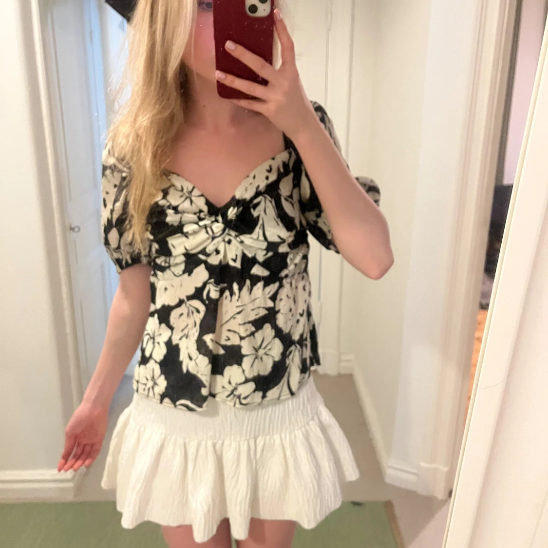 Svartvit blommig blus med puffärm