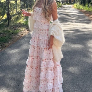Ljusrosa långklänning med spets och volanger - Klänning från ALB, Anne Louise Boutique i storlek s/36. Använd en gång! Perfekt till midsommar. 