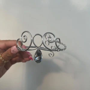 Armcuff - 🌸Går att böja ut eller in för att få din perfekta passform 🌺Gör även customs!! Skicka in bild eller din idé så kan vi nog säkert lösa det 🥰