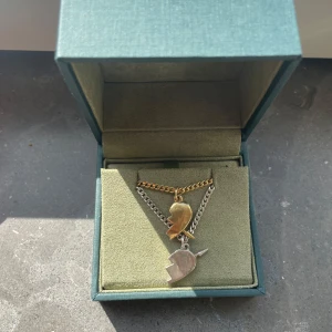 Maria Nilsdotter You & Me Necklace  - Säljer mina halsband från Maria Nilsdotter som båda är i väldigt gott skick. Både halsbandet är varit väldigt sparsamt använda.  Så fina men tyvärr använder jag de inte längre! Jag har haft både själv men också kul att dela med en kompis.  Nypris är 4300kr, men jag säljer båda för 3200 Styckpris: Silvriga: 1300kr Guldiga: 2000kr  Pris kan absolut också diskuteras💕
