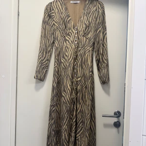 Adoore klänning  - Adoore klänning i storlek 34. Medel lång. Använd 1 gång utan några defekter. Går ej att köpa längre. 