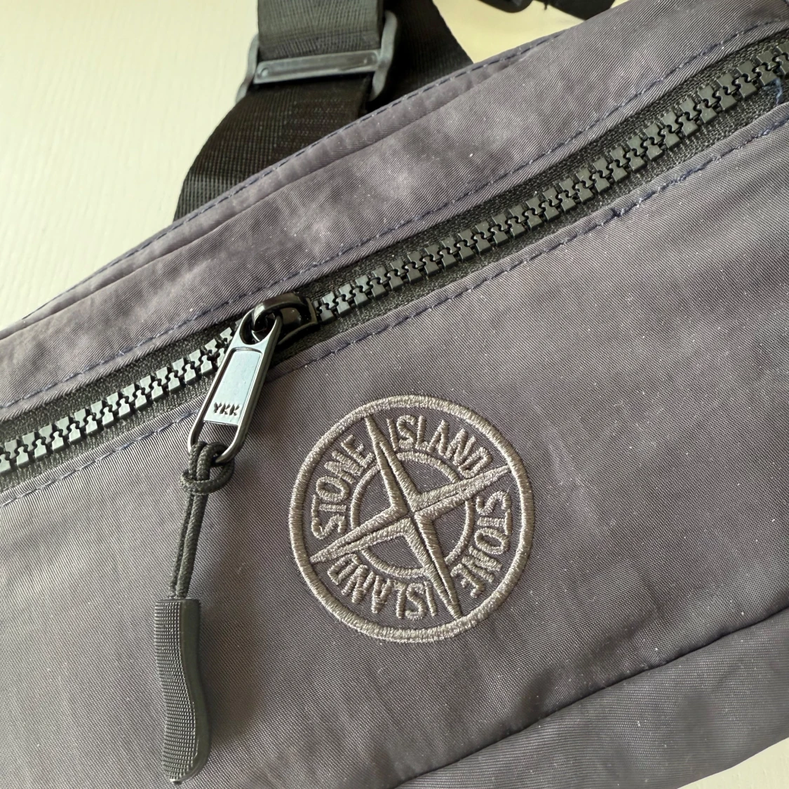 Grå axelväska från Stone Island - 1