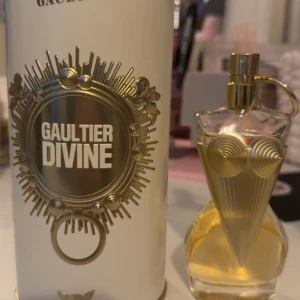 Jean Paul Gaultier Divine parfym - Jean Paul Gaultier Divine – 50 ml Säljer denna parfym då jag tröttnade på doften efter att ha använt den några få gånger. Den är i fint skick och nästan full. Nypris ca 1000 kr. 💫 En feminin och unik doft för dig som vill sticka ut!