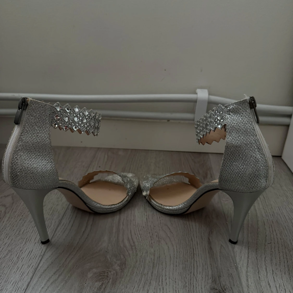 Glittriga silverfärgade pumps med klack - 2