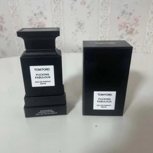 Tom Ford Fucking Fabulous EdP 100ml - Tom Ford Fucking Fabulous Eau de Parfum i 100 ml flaska. Parfymen kommer i en stilren, matt svart fyrkantig flaska med vit etikett och matchande svart kartong. Lyxig och ikonisk doft som sticker ut både i design och namn.