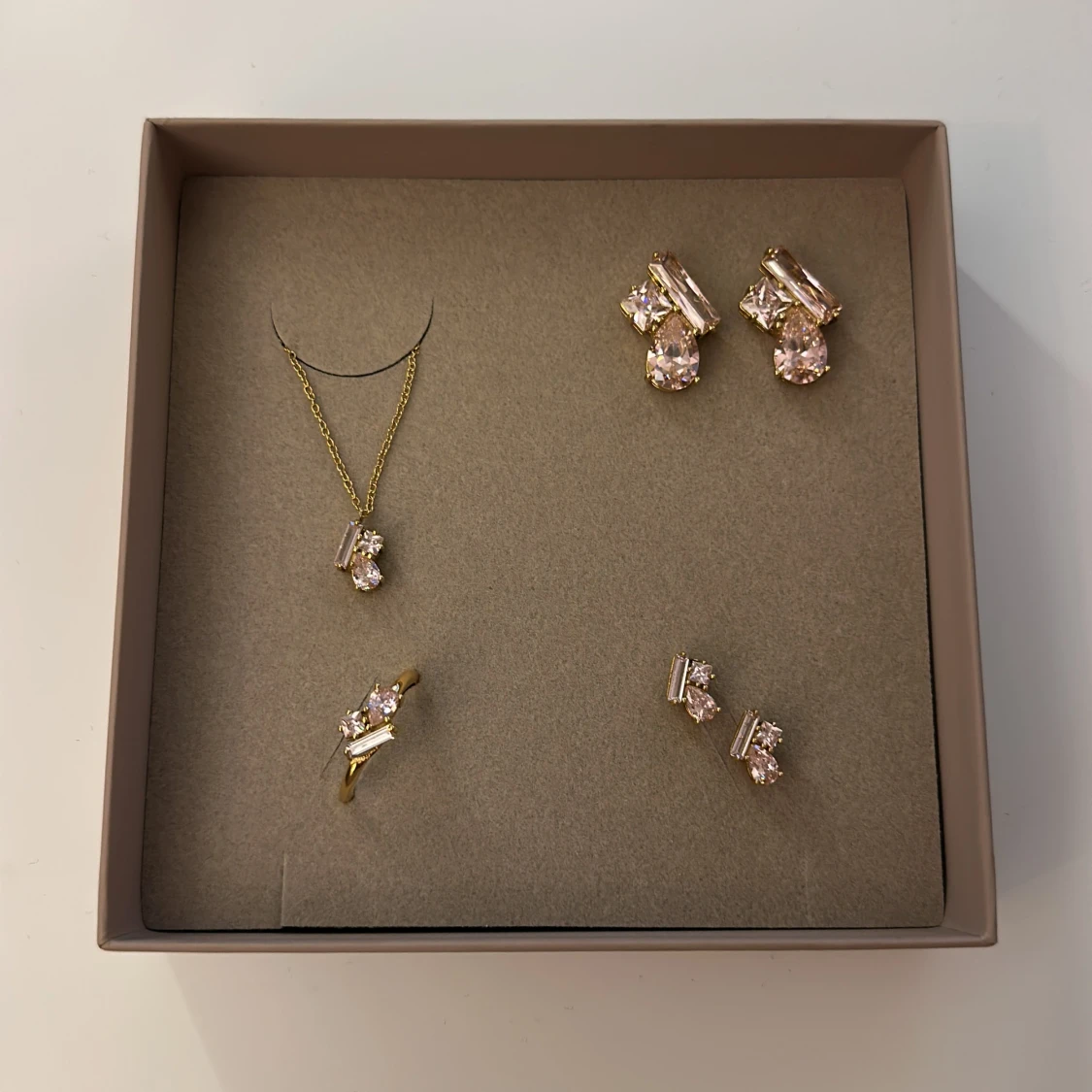 Edblad smyckeset med rosa stenar