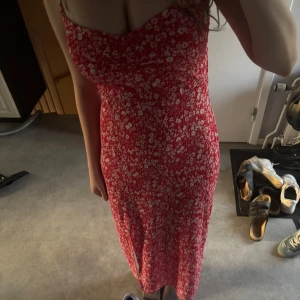 Sommarklänning - så fin sommarklänning från Gina, köpt för 400 kr 🫶 Använd typ 3-4 gånger men ser helt ny ut🙌
