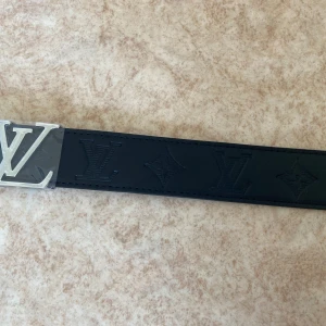 Svart L/v bälte  - Snyggt svart skärp från L/v helt nytt 110cm 