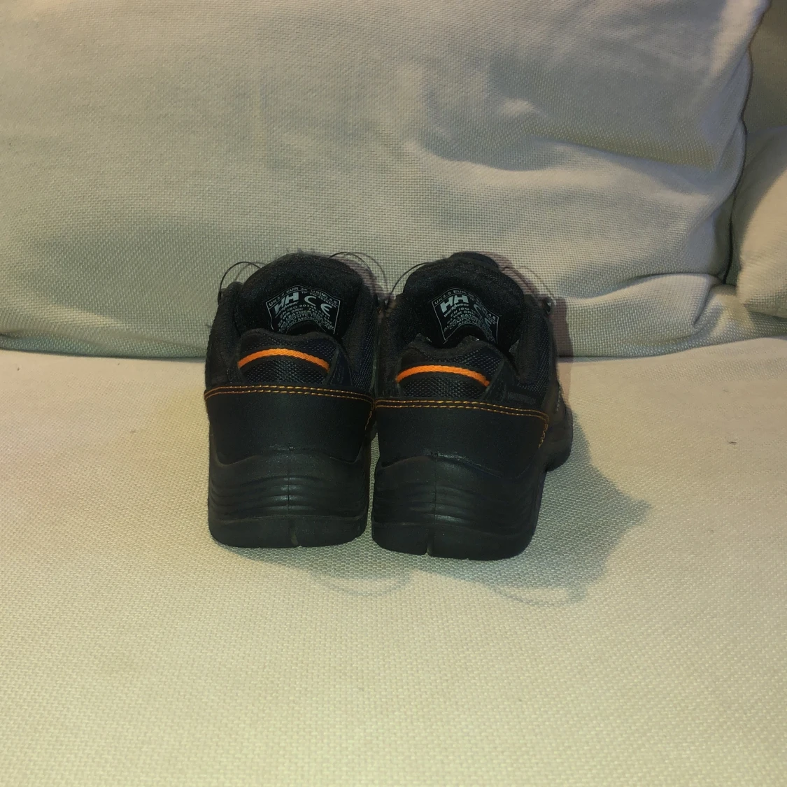 Svarta Helly Hansen sneakers med orange detaljer - 3