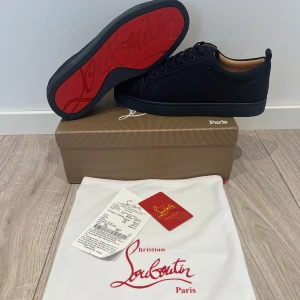 Christian Louboutins  - Säljer dessa loubs då de inte passar mig. De är helt nya. Köpte de på plick så jag kan ej garantera äkthet och också därför jag inte kan lämna tillbaka de. Priset är ej hugget i sten vid snabb affär!