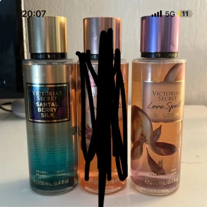 Victoria's Secret body mist - Säljer en Victoria secret bodymist för 200kr styck, santal berry är helt oanvänd medans love spell är använd några gånger (se bild). Båda flaskorna är 200ml