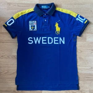 Ralph Lauren Sweden Polo / Pike - !skicka bud för snabb affär! Spräng fet Ralph lauren Sweden pike, storlek M i jätte bra skick. Sällsynt och sedd på chief keef. Skriv om ni undrar någonting 📲