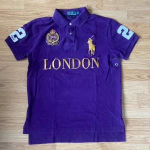 Ralph Lauren London Polo / Pike - !skicka bud för snabb affär! Fet Ralph lauren London pike, storlek M i jätte bra skick. Äkta såklart till skillnad från de flesta på plick. Skriv om ni undrar någonting 📲💯