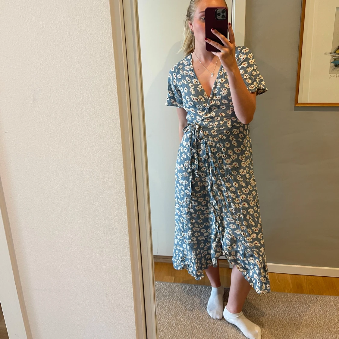 Blommig omlottklänning i blått