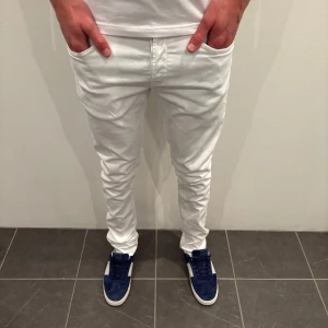 Dondup Jeans George  - Dondup Jeans George! Trendigaste jeansen på marknaden.  Skick= 8/10 (finns 3 st olika fläckar) Ny pris= 4000 kr Säljs för= 999 kr (perfekta till sommaren)