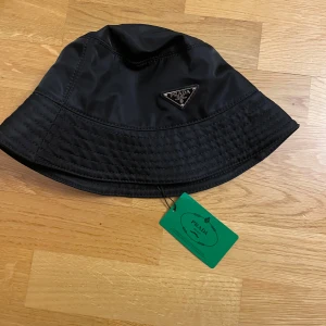 Prada Bucket Hat  - En stilren hatt perfekt för sommaren! Stilig, fräsch och utmärkt om man exempelvis vill dra till stranden. 