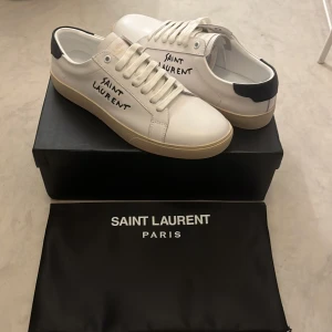 Saint Laurent  - Tja sälja en helt nya skor oanvänd. Storlek 42. Kvitto finns! Pris kan diskuteras 🙌