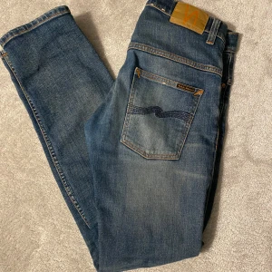 Nudie jeans  - Säljer dessa ass feta Nudie jeansen i bra skick förutom en rosa fläck vid baksidan av jeansen. Fläcken går säkert att få bort. Vid frågor eller liknande är det bara att skriva mvh Alexander 