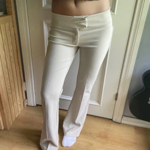 Beiga bootcut kostymbyxor - Ljus biega kostymbyxor som är stretchiga! Använda högst två gånger. Jättefina och nyskick! Slut i lager på Gina!
