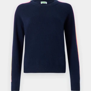 From future tröja  - Super cool mörkblå tröja från from future.😍 Bra skick men har ett super litet hål på ena ärmen💕Storlek S men passar mer som xs 🥰Ny pris:1750kr 