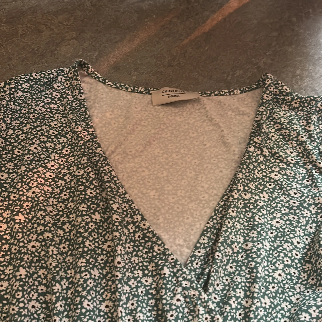 Grön blommig omlottklänning Chiquelle - 1