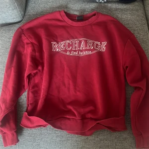 Röd sweatshirt  - Röd sweatshirt från Gina Tricot, med vitt tryck. Tröjan är i storlek S. Trycket har små defekter då de slitits lite i tvätten men inget märkbart.🩷