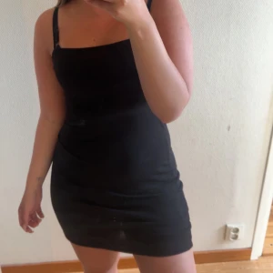 Svart tight kortklänning - En jättefin klänning som sitter bra använd 3 gånger