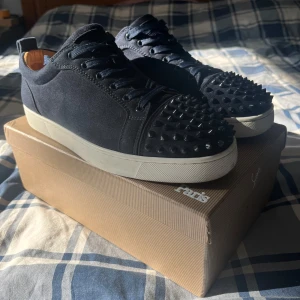 Christian Louboutin Skor - Tja, säljer dessa feta loubs med spikar i storlek 42. Väldigt bra skick. Vid frågor och funderingar skriv😁