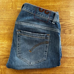 Dondup jeans George - Dondup jeans george, de absoulut trendigaste jeansen på marknaden!!  Ny pris=4000kr mitt pris 900kr! storlek: 30. Fina Dondup jeans som inte är mycket använda då dom är för stora för mig. Jeansen har en liten lagning på knät som man inte ser! Hör av er vid minsta lilla fundering!  Priset är ej hugget i sten! 🪨 🔥