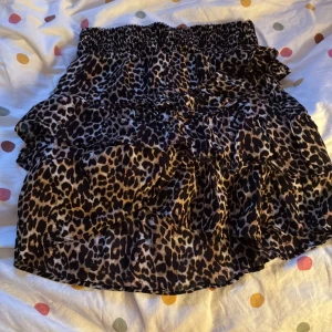 Leopardkjol  Les Coyotes de Paris  - Supersnygg kort kjol från Les Coyotes de Paris med leopardmönster.