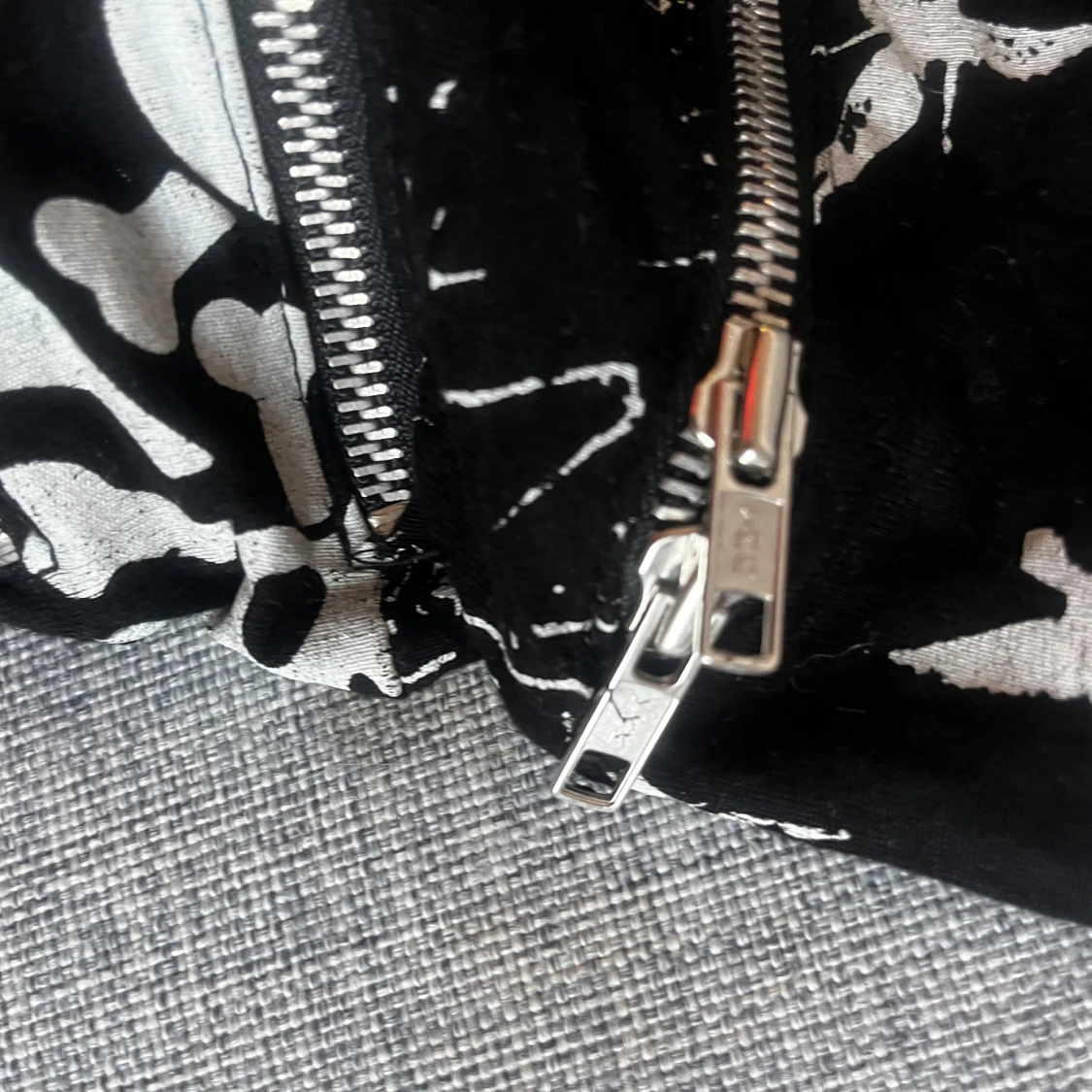 Svart miniskirt med dödskallemönster och dragkedjor - 2