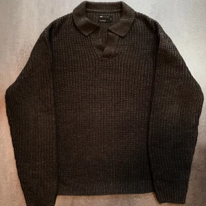 Charcoal Collar Knit - Mörkgrå stickad tröja med krage från ASOS DESIGN. Mjuk och strukturerad med en avslappnad, oversize passform. Märkt som M men sitter snyggt på både M och L.
