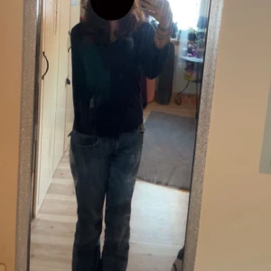 Blå bootcut jeans från Gina Tricot - Säljer ett par klassiska blåa jeans från Gina Tricot. Jeansen är ”low waist”, tre knappar i gylfen och en snygg tvätt med lätt slitning. Perfekta till en enkel t-shirt eller hoodie. använder inte längre då dom är för korta på mig. köptes för 449