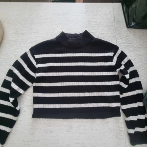 TRÖJA strl 158/164 - Svart tröja med vita ränder,fint skick sparsamt använda,strl 158/164.