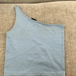 Ljusblå one shoulder topp Gina Tricot - Säljer en ljusblå ribbad one shoulder topp från Gina Tricot i storlek XS💓