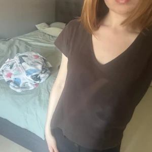 Brun v-ringad topp  - En basic brun topp från Papaya med v-ringning och korta ärmar. Tillverkad i mjuk bomull, perfekt för en chill och enkel look. Passformen är normal och toppen är helt enfärgad utan mönster eller detaljer.