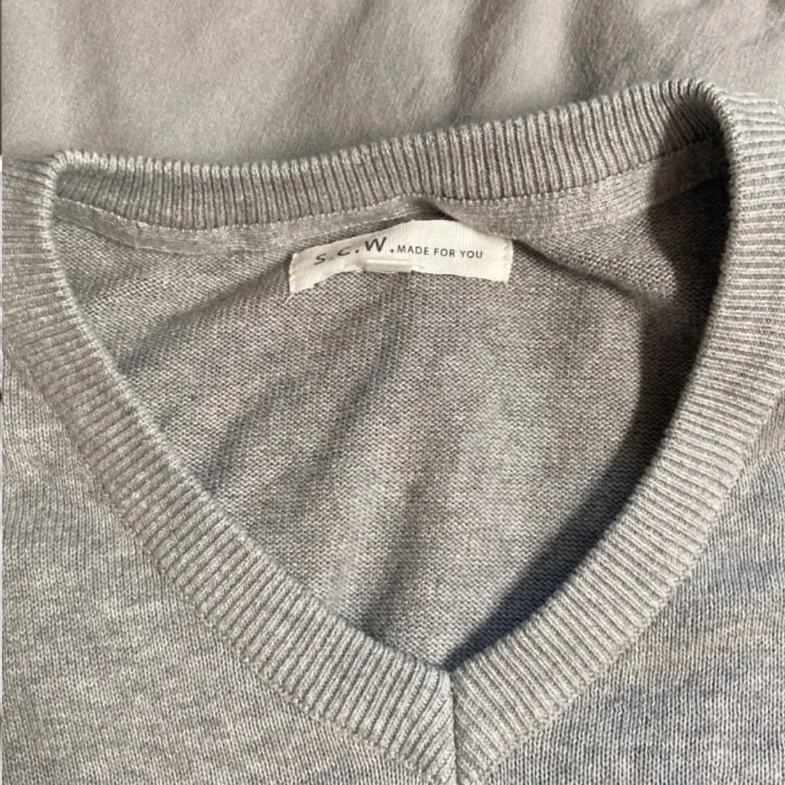 Grå v-ringad tröja från S.C.W. - 1