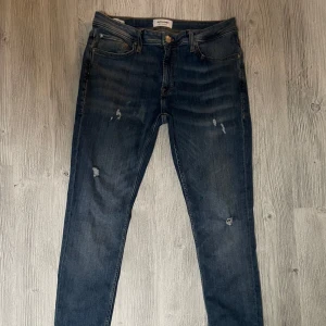 Jack & Jones jeans  - Tja säljer nu dessa unika blåa jeansen ifrån Jack & Jones i storlek 33/32 för endast 279kr! Unik modell | fint skick! Priset är ej hugget i sten! Skriv i dm vid funderingar🙌
