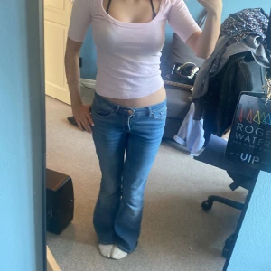 Blå bootcut jeans från Vero Moda - Snygga blå bootcut jeans från Vero Moda i klassisk denim. Modellen har låg midja och utsvängda ben, vilket ger en retro och trendig vibe. Perfekta för dig som gillar en avslappnad men ändå stilren look.