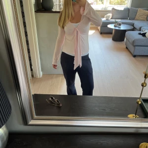 Ljusrosa topp🫶🏼 - Säljer denna jättefina topp från Gina Tricot då den inte kommer till användning längre💘Använd en gång och är i bra skick🫶🏼