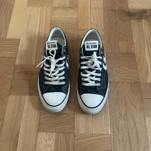Converse - Star Player 76 Leather - Stl us 9 eller eu 42.5 använda 3 gånger men passade inte riktigt så är typ nyskick bara legat i garderoben ett tag. Köpt från paul n freinds har kvitto