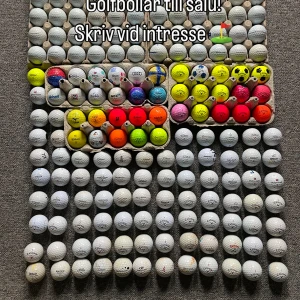 Kom med bud på bollar - Bilderna visar ett stort antal golfbollar i olika färger och märken, sorterade i äggkartonger. Här finns både klassiska vita och färgglada bollar från märken som Callaway, Titleist, Wilson och Vice. Perfekt för dig som vill fylla på golfbagen med stil och variation!