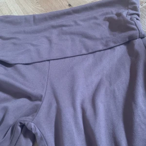 Bruna yoga pants - Säljer ett par bruna yoga pants i nytt skick använda högst 2 gnr,säljer då jag har ett par mörkblåa och de här inte kmr till användning. Hör av dig om frågor,bilder eller priset🩷🩷
