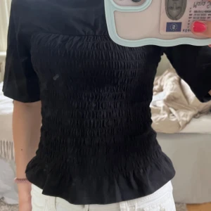 Svart ribbad tröja - Säljer min svarta ribbade tröja ifrån H&M och är i bra skick, skriv vid frågor eller intresse