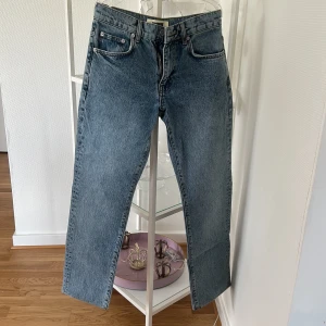 Blå raka jeans från Woodbird - Snygga blå jeans från Woodbird i klassisk rak modell. Jeansen har fem fickor, normal passform och är tillverkade i slitstarkt denim. Perfekta för dig som gillar en enkel och tidlös look. Storlek 27/32.