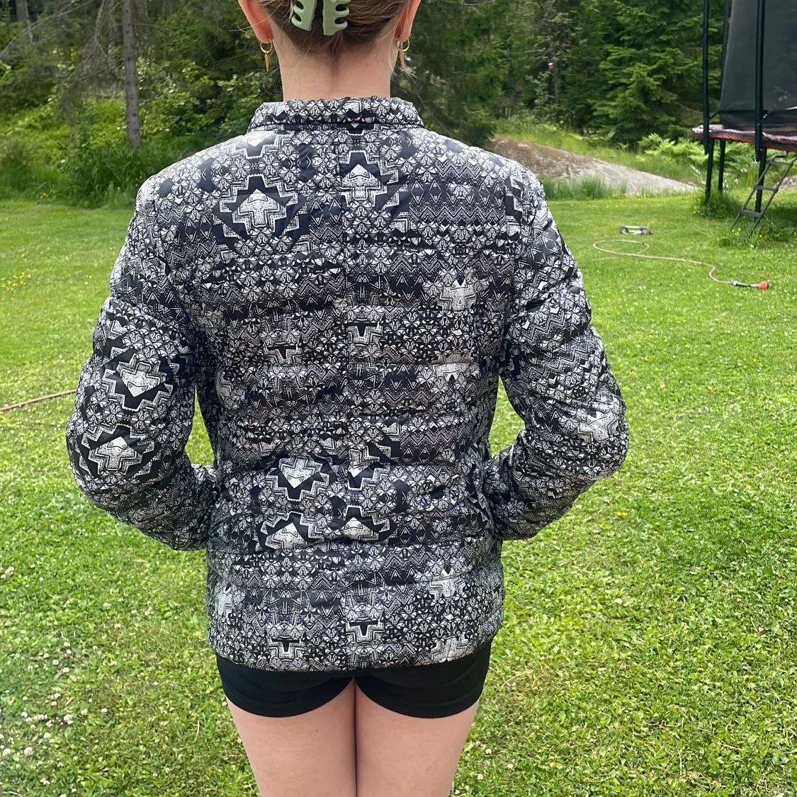 Svartvit mönstrad pufferjacka - 3