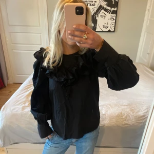 Blus - Svart blus med volanger💗