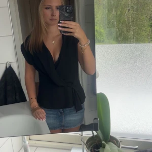 Zara topp  - Svart Zara topp med en dragkedja på sidan men inget som syns när man har på sig den. V-ringad omlott topp med en fin detalj fram.🩷