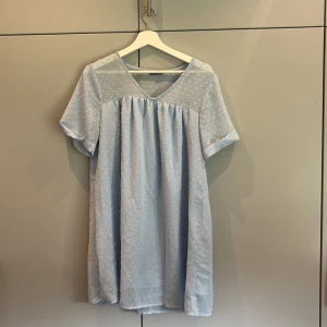 Ljusblå prickig kortklänning  - Supersöt ljusblå kortklänning. Perfekt för varma dagar och enkel att styla med sneakers eller sandaler.❣️❣️❣️ Strl M!!❣️